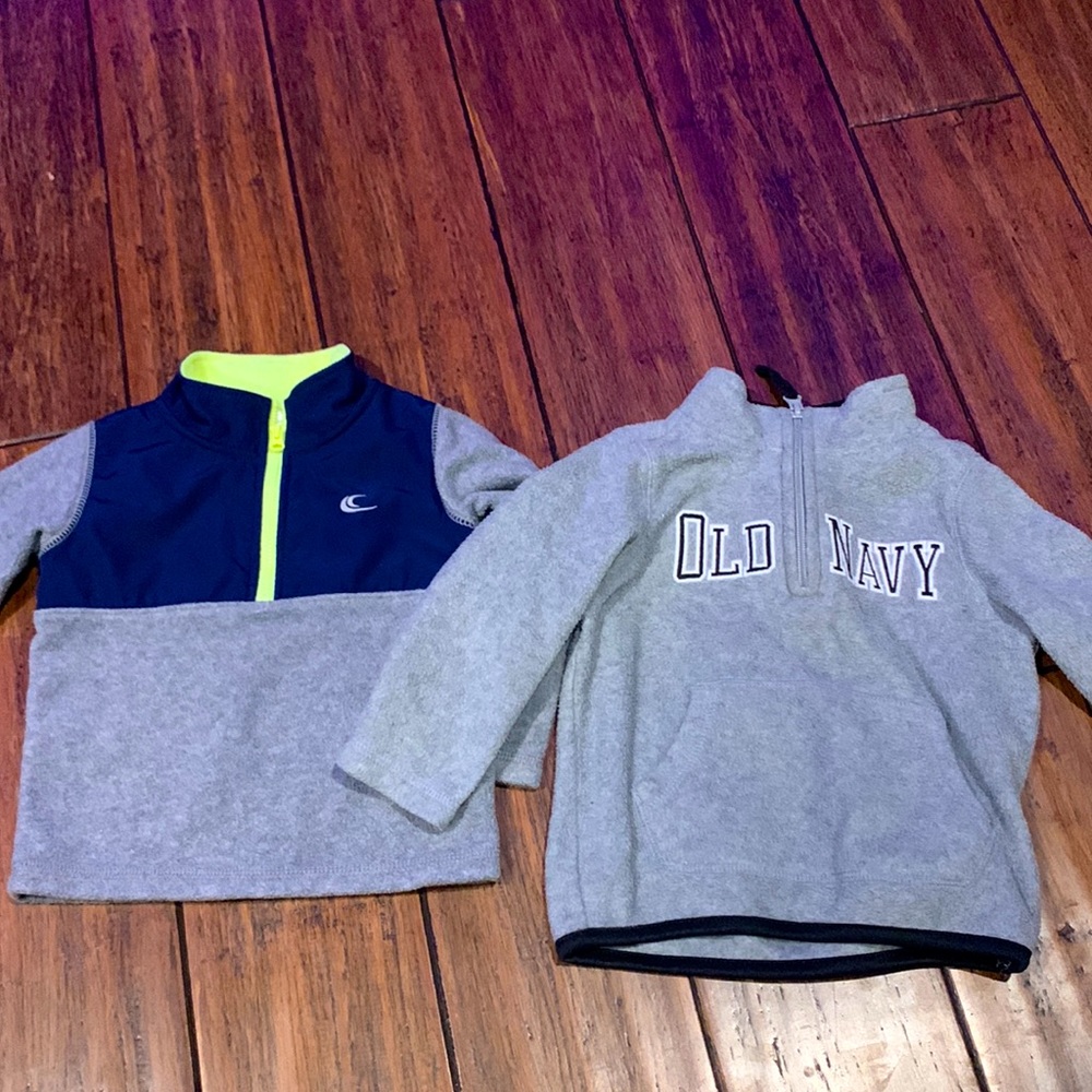2 sweat shirts